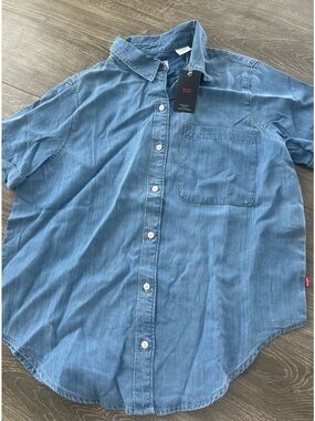LEVIS Standard Fit Shirt. Size XS. NEW